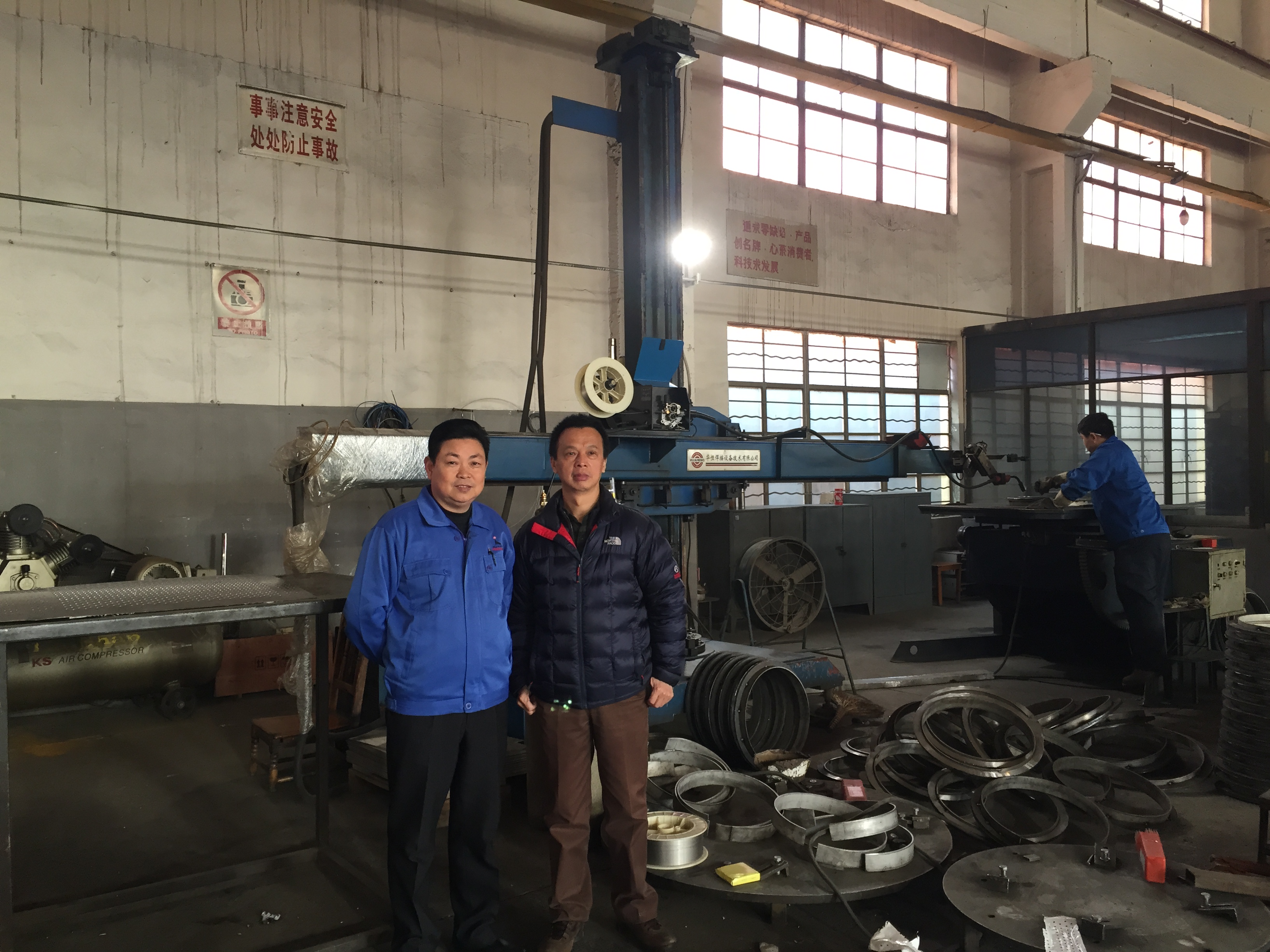 图为海狮邬总和十大正规体育平台徐董在十大正规体育平台老设备前合影 图为海狮邬总和十大正规体育平台徐董在十大正规体育平台老设备前合影